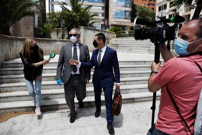 Eugenio Pino, en el centro y mascarilla blanca, a la salida de la Audiencia Provincial de Madrid.