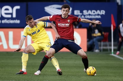 Ante Budimir (d) disputa un balón ante Rubén Alcaraz durante el Osasuna-Cádiz de este sábado.