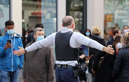 Un agente de policía controla la llegada de curiosos en una calle de Niza. El ataque se ha producido hacia las nueve de la mañana. Según el diario 'Nice-Matin', el agresor habría ingresado en la iglesia de Notre Dame armado con un cuchillo.