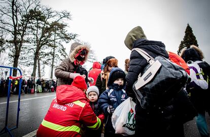 Un empleado rumano de los Servicios de Emergencia cubre con una manta a un niño procedente de Ucrania en la frontera entre ese país y Rumania en Siret. La Comisión Europea ha dado luz verde este miércoles con rapidez a un proyecto para aplicar la protección internacional a todas las personas que lleguen desde Ucrania. Está previsto que el Consejo de Ministros de la UE lo apruebe este jueves. Es un mecanismo establecido en 2001, a raíz de las guerras de los Balcanes, que nunca se ha utilizado. “Desafortunadamente, tenemos que prepararnos para la llegada de millones de personas”, advirtió este martes la comisaria europea de Asuntos Internos, Ylva Johansson.