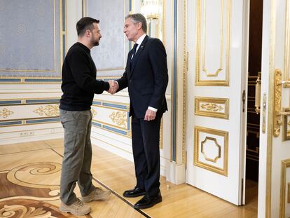 El presidente de Ucrania, Volodímir Zelenski, saluda al secretario de Estado de Estados Unidos, Antony Blinken, este martes en Kiev.