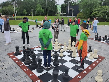 Una de las partidas por equipos en consulta del torneo Pequeños Gigantes, este viernes en Stavanger (Noruega)