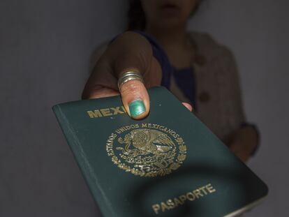 Una mujer muestra su pasaporte mexicano, en una imagen de archivo.