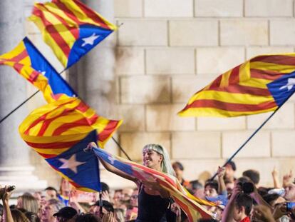 Miles de personas celebran la independencia.