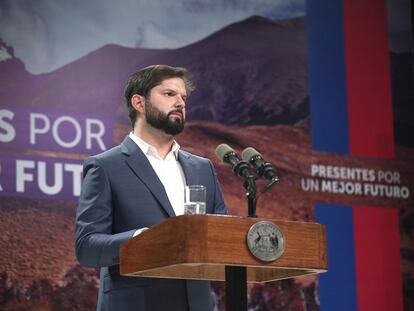 El presidente Gabriel Boric durante el discurso de este domingo electoral en el Palacio de La Moneda, Santiago.