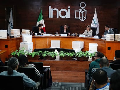 Los cuatro comisionados restantes del INAI en el pleno del instituto, el pasado 2 de mayo de 2023.