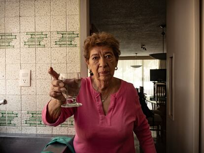 Una vecina de la Alcaldía Benito Juárez muestra un vaso de agua contaminada, el 10 de abril.