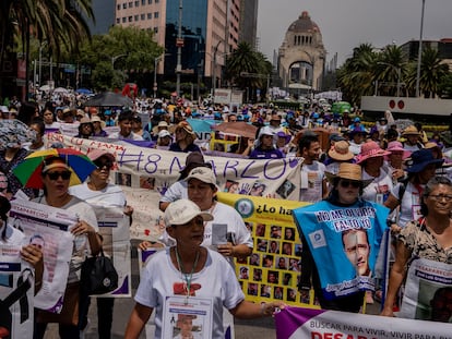 Familiares de desaparecidos marchan en Ciudad de México, el 10 de mayo.