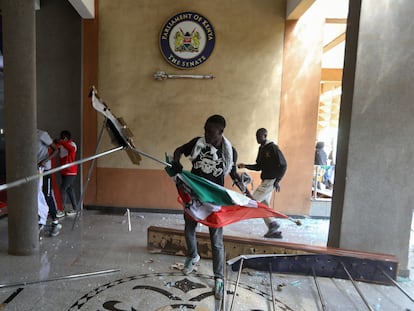 Unos manifestantes causan desperfectos en el interior del edificio del Parlamento de Kenia, en Nairobi, este martes.