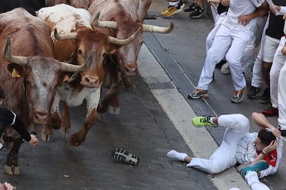 Los astados de Jandilla pasan junto a un mozo tirado en el suelo.