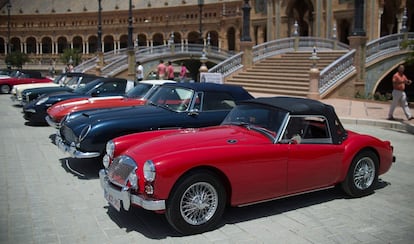 Modelos clásicos en la plaza de España de Sevilla