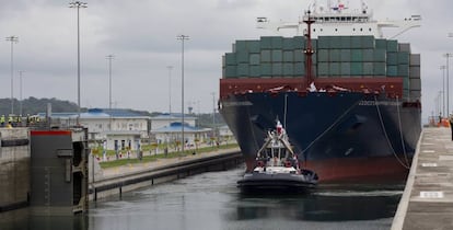 El barco Cosco Shipping Panama en las esclusas de Agua Clara del nuevo Canal de Panamá.