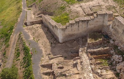 Paños de la muralla inacabada por Alfonso VIII bajo la que se halló el foso con los cuerpos de los soldados cristianos.