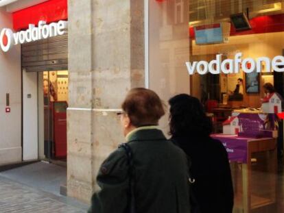 Escaparate de una tienda de Vodafone en Madrid.