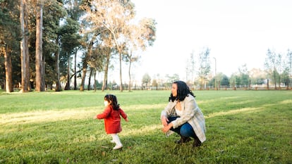 una madre junto a su hija en Chile