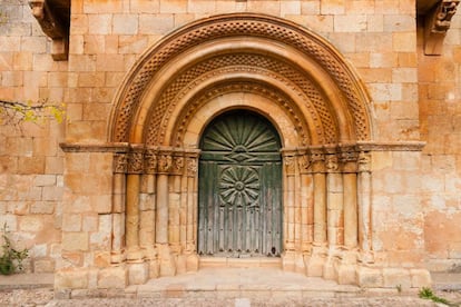 Portada románica de la iglesia de San Pedro, en Moarves de Ojeda (Palencia).