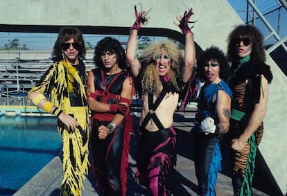 En un documental de Netflix, los pintarrajeados Twisted Sister relatan cómo les costó una década entera pasar de tocar en covachas y tabernáculos de medio pelo de Nueva York y alrededores a tener un primer disco en el mercado, lo que ocurrió en 1982. Con su debut no pasó gran cosa. Ni con su segundo. Pero el tercero, 'Stay hungry' (1984) convenció a las hordas metaleras y gracias a 'single's como 'We're not gonna take it' (que en sus conciertos en países de habla hispana traducen como “huevos con aceite”) o 'I wanna rock', se convirtió en un clásico del 'glam rock' ochentero. ¿Puede tirarse todo eso por la borda por culpa de un 'single' mal escogido? La respuesta es sí. No se comprende cómo Dee Snider, el jerarca de la banda, decidió recrear 'Leader of the pack,' de The Shangri-Las, uno de los muchos grupos de chicas que producía en cadena la industria del pop a comienzos de los sesenta. Y hete aquí a los fieros rockeros, apóstoles de la juerga y los coros cerveceros, adaptando este dramón adolescente en el que una jovencita se enamora del chico malo de la pandilla, con epílogo de accidente de moto mortal. No eran estos los Twisted Sister que los 'heavies' habían comprado. Publicaron todavía un álbum más en los ochenta, y ya no retomaron su carrera discográfica hasta los 2000, en sellos independientes y con giras nostálgicas.