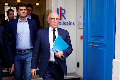 Éric Ciotti, presidente del partido conservador francés, Los Republicanos, sale de la sede de la formación en París, el martes.