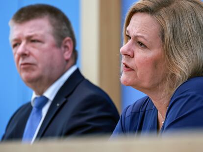 La ministra del Interior alemana, Nancy Faeser, y el presidente de la Oficina para la Protección de la Constitución, Thomas Haldenwang, durante la presentación del informe este martes en Berlín.