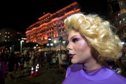 Una persona caracterizada de Madonna llega a la playa de Copacabana.