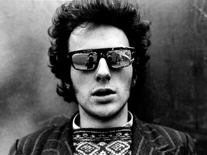 Joe Strummer, líder de The Clash, en Londres en 1976, retratado cuando aún militaba en el grupo The 101ers.