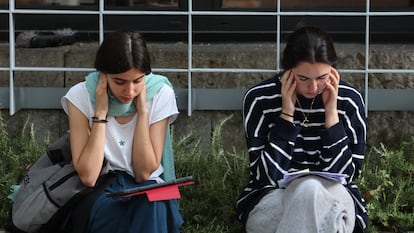 Dos estudiantes esperan para examinarse de Selectividad en la Facultad de Ciencias Biológicas de la Universidad Complutense de Madrid, el 3 de junio.