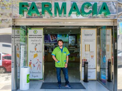 El farmacéutico Carlos Fernández, frente a su farmacia en Almería.