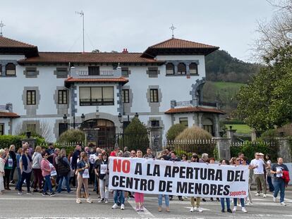 Ciudadanos de Sopuerta (Bizkaia) protestan el día 17 frente al Palacio de Quintana, donde la Diputación quiere abrir un centro de menores, en una imagen cedida por un vecino.