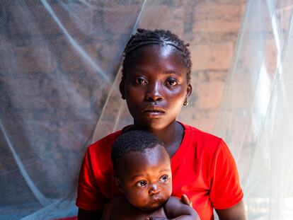 Joanita, madre de 15 años, con su hijo hijo Eridimilson, de cuatro meses.