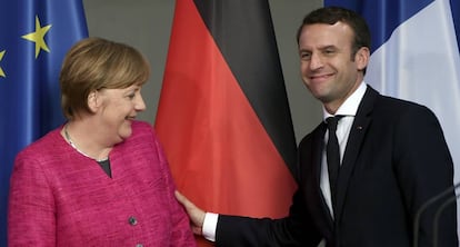 El presidente franc&eacute;s, Emmanuel Macron, y la canciller alemana Angela Merkel, este lunes en Berl&iacute;n.