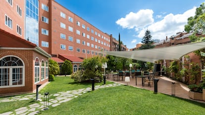 Patio del hotel Rafael Hoteles Atocha, actualmente en subasta pública. FOTOGRAFÍA CEDIDA POR LA PROPIA COMPAÑÍA