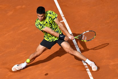 Alcaraz golpea la pelota durante la semifinal contra Evans.