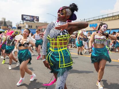 La gente participa en el desfile en Coney Island, el 22 de junio de 2024.