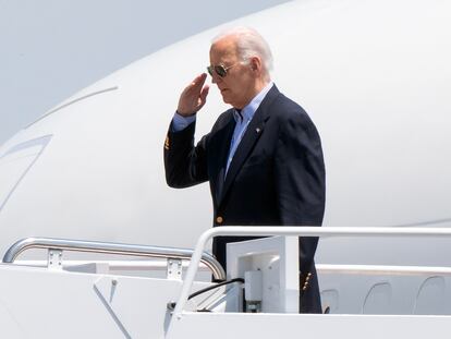 El presidente de Estados Unidos, Joe Biden, este viernes al embarcar en el 'Air Force One' para viajar a Madison (Wisconsin).