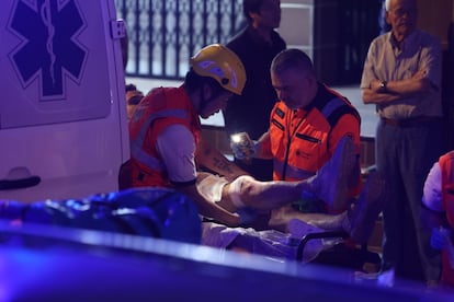 Los servicios de emergencia atienden a un herido en la Playa de Palma, tras el derrumbe de un edificio.