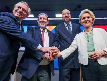 El presidente de Argentina, Alberto Fernández; el primer ministro de San Vicente y Granadinas, Ralph Gonsalves, y los presidentes del Consejo Europeo, Charles Michel, y de la Comisión Europea, Ursula von der Leyen, el pasado martes en Bruselas.