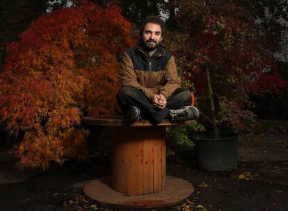 Giacomo Crous Ramió, trabajador de Eta Beta, posa ante un arce japonés en el vivero de la cooperativa en Bolonia.