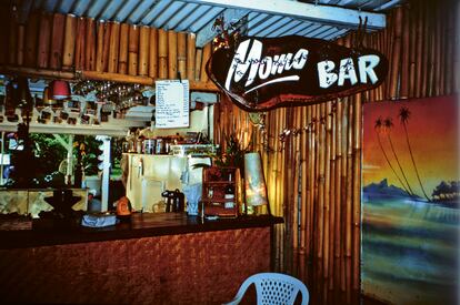 El Momo Bar, uno de los cuarteles generales de los surfistas que se dan cita en Teahupo’o.
