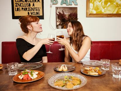 Las actrices Itsaso Arana (izquierda) e Irene Escolar disfrutan de su comida y de su conversación en el restaurante La Taberna Errante, en Madrid.