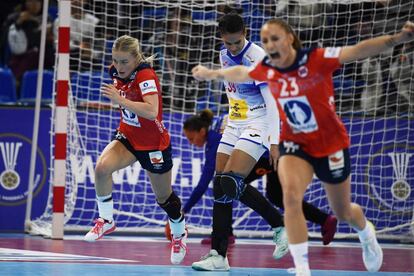 Shandy Barbosa, Nerea Pena y Ainhoa Hernández fueron las apuestas de inicio, con suerte desigual. Las dos primeras agujerearon la portería nórdica desde el exterior con lanzamientos de postal, sobre todo de la primera, que clavó sin fallo sus cuatro primeros intentos (cinco tantos en la primera parte y siete en total). En la imagen, Stine Bredal (a la derecha), de Noruega, marca un tanto a España.