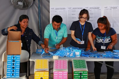 Los trabajadores electorales cuentan las papeletas en la Ciudad de Panamá.