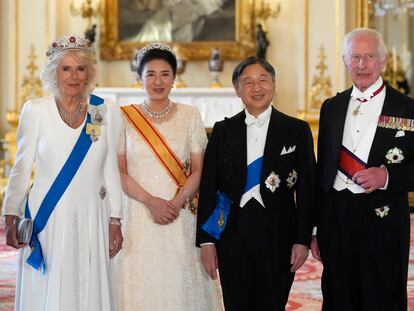 De izquierda a derecha: la reina Camila, la emperatriz Masako, el emperador Naruhito y el rey Carlos III posan para una fotografía antes del banquete de Estado en el palacio de Buckingham, el 25 de junio de 2024 en Londres.