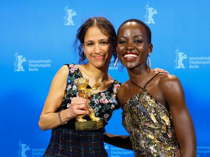 La directora francosenegalesa Mati Diop, de 41 años, con su Oso de Oro por 'Dahomey', junto a la actriz Lupita Nyong'o, presidenta del jurado oficial, este sábado en Berlín.