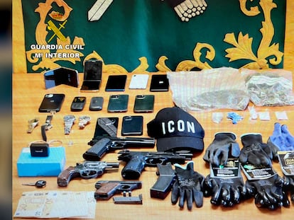 Joyas, relojes y móviles recuperados en la operación 'Kataros Joypalm' que permitió desarticular una banda dedicada al robo en joyerías y viviendas de Murcia, Valencia y Alicante. Las autoridades, además, incautaron armas de fuego y otros elementos que usaban los delincuentes.