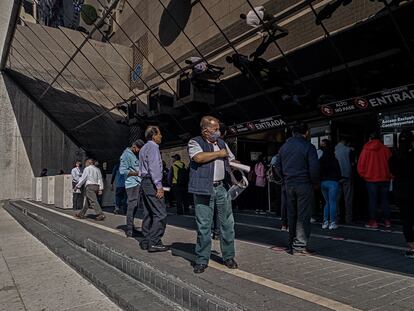 Personas esperan afuera de las oficinas del SAT para hacer trámites, en Ciudad de México, en una imagen de archivo.