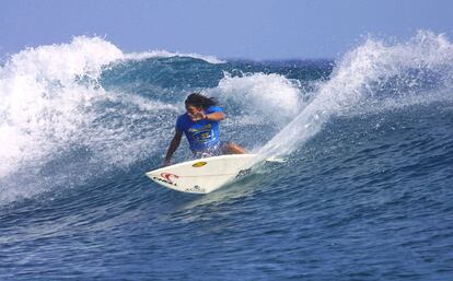 Tamayo Perry at the Billabong Pro competition held in May 2003 in Teahupoo, Tahiti, French Polynesia.