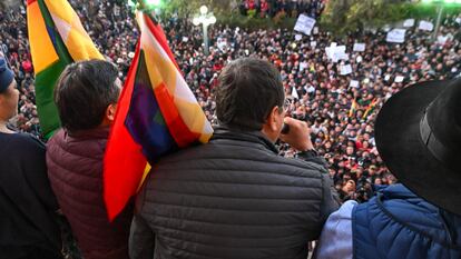 Luis Arece ofrece un discurso después de que las tropas se retiraran de Palacio Quemado.