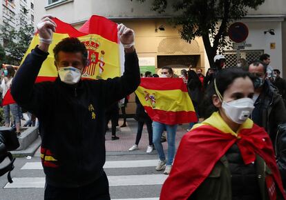 Muchos de los manifestantes han protestado golpeando cacerolas y portando banderas de España.