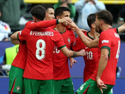 Bruno Fernandes celebra su gol con sus compañeros de la selección portuguesa.