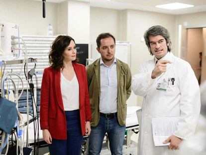 Carlos Mur (dcha), junto a Isabel Díaz Ayuso y Sergio López, un cargo del PP en Fuenlabrada, durante una visita de la hoy presidenta al Hospital de Fuenlabrada en la campaña para las elecciones autonómicas de mayo de 2019.